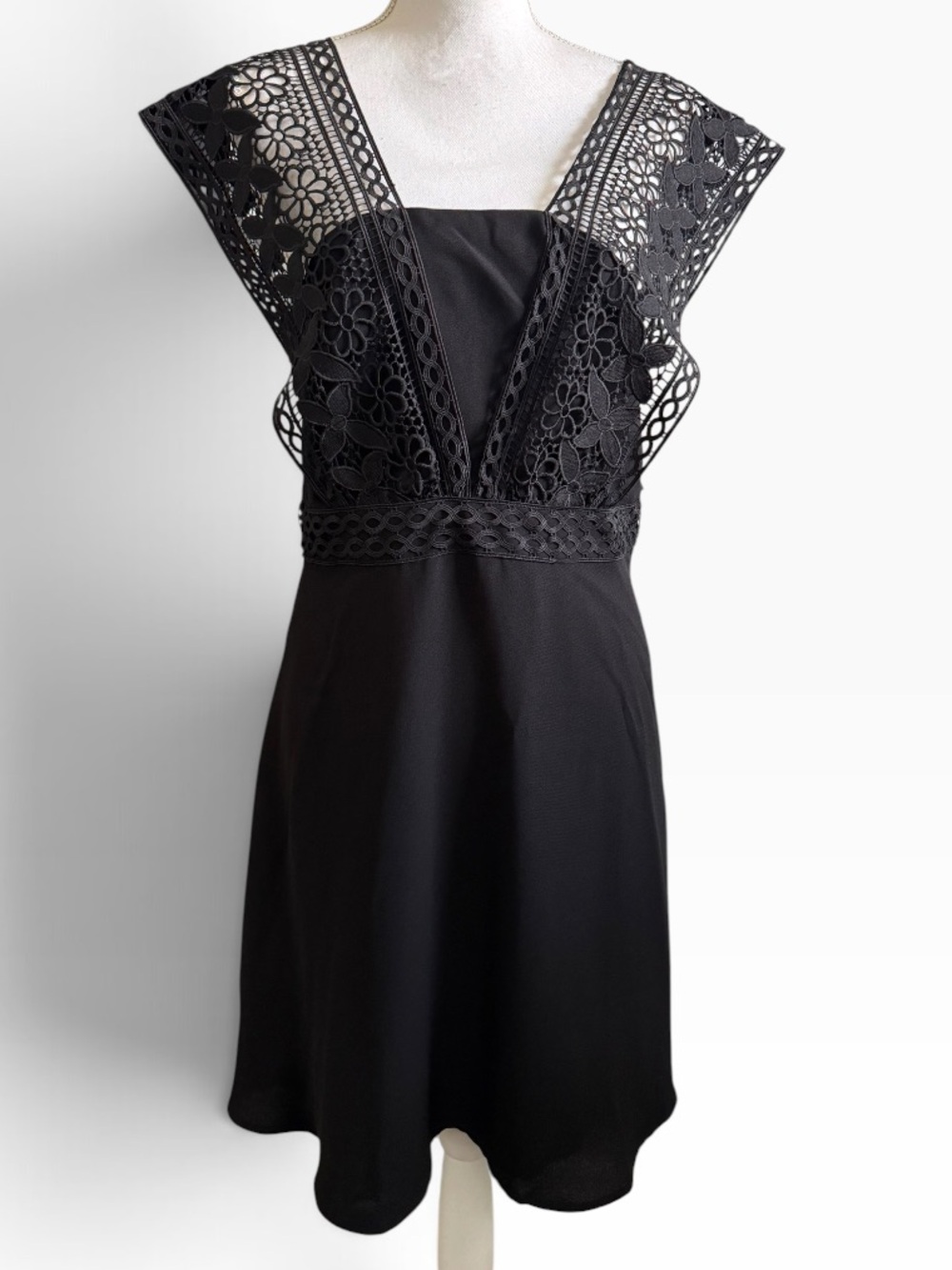 19 Cooper Black V-Back Crochet Lace Accent Dress new with tags medium